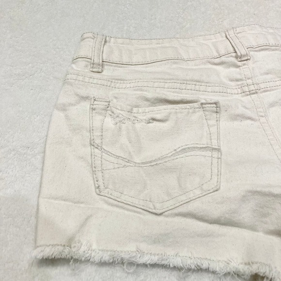 SO Juniors 11 Cream Distressed Shorts with White Lace Detailing - Picture 7 of 9